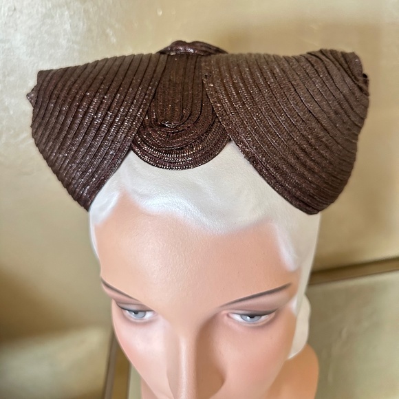 UNUSUAL 1930s' BROWN HAT WITH POINTY SIDES AND CRISSCROSS BANDS AT BACK - Picture 2 of 11